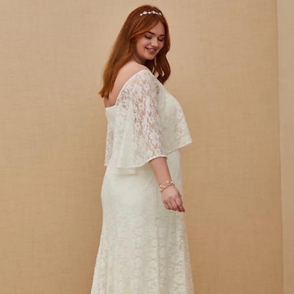 Wedding dress size 14 Torrid NWT. Off white lace. - Picture 7 of 10